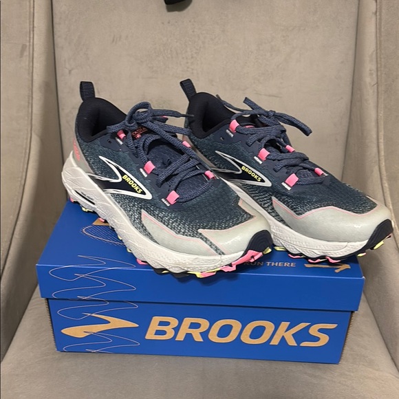 Brooks Cascadia 18 Women’s Trail Runners 9.5 - Picture 2 of 5